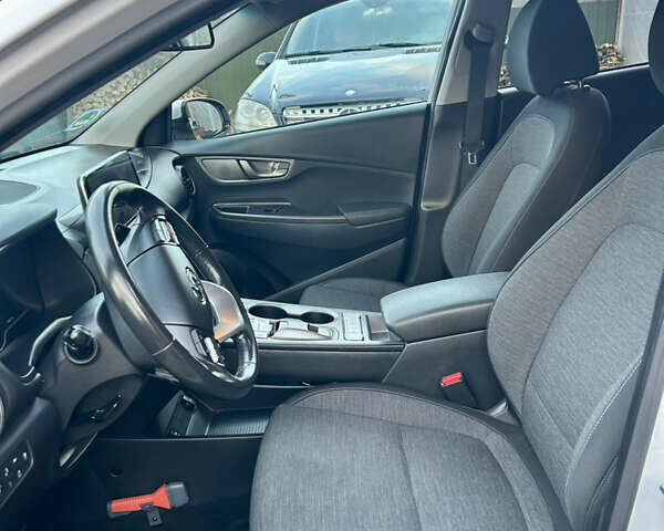 Белый Хендай Kona, объемом двигателя 0 л и пробегом 109 тыс. км за 16396 $, фото 25 на Automoto.ua