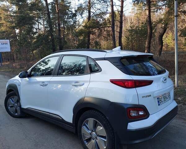 Белый Хендай Kona, объемом двигателя 0 л и пробегом 98 тыс. км за 13900 $, фото 4 на Automoto.ua