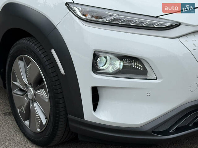 Білий Хендай Kona, об'ємом двигуна 0 л та пробігом 95 тис. км за 18150 $, фото 6 на Automoto.ua