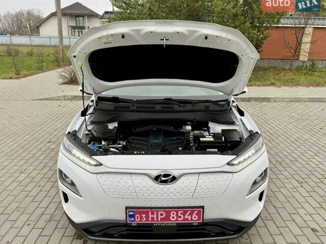 Белый Хендай Kona, объемом двигателя 0 л и пробегом 115 тыс. км за 17250 $, фото 101 на Automoto.ua