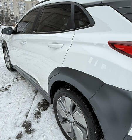 Белый Хендай Kona, объемом двигателя 0 л и пробегом 43 тыс. км за 19000 $, фото 3 на Automoto.ua