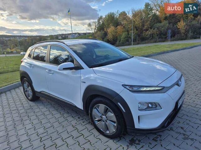 Белый Хендай Kona, объемом двигателя 0 л и пробегом 98 тыс. км за 17200 $, фото 2 на Automoto.ua