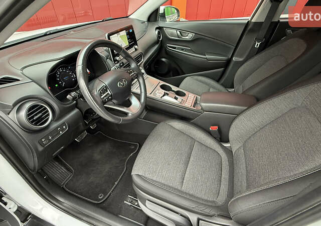 Белый Хендай Kona, объемом двигателя 0 л и пробегом 70 тыс. км за 16950 $, фото 22 на Automoto.ua
