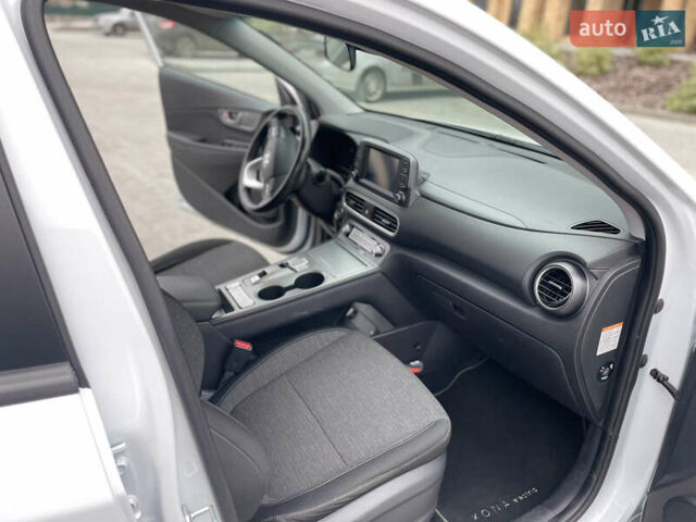 Білий Хендай Kona, об'ємом двигуна 0 л та пробігом 110 тис. км за 17300 $, фото 5 на Automoto.ua