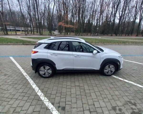 Білий Хендай Kona, об'ємом двигуна 0 л та пробігом 93 тис. км за 18950 $, фото 32 на Automoto.ua