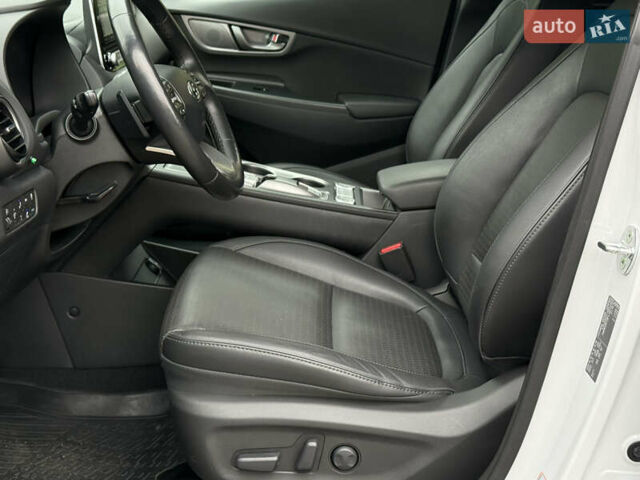 Білий Хендай Kona, об'ємом двигуна 0 л та пробігом 95 тис. км за 18150 $, фото 63 на Automoto.ua