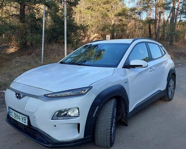 Белый Хендай Kona, объемом двигателя 0 л и пробегом 98 тыс. км за 13900 $, фото 5 на Automoto.ua