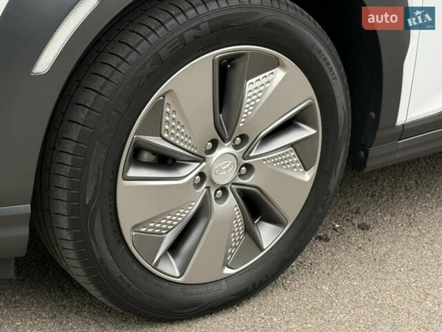 Білий Хендай Kona, об'ємом двигуна 0 л та пробігом 95 тис. км за 18150 $, фото 123 на Automoto.ua
