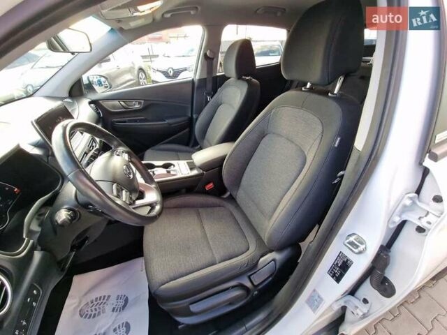 Белый Хендай Kona, объемом двигателя 0 л и пробегом 70 тыс. км за 16500 $, фото 25 на Automoto.ua