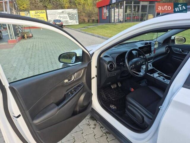 Белый Хендай Kona, объемом двигателя 0 л и пробегом 98 тыс. км за 17200 $, фото 12 на Automoto.ua