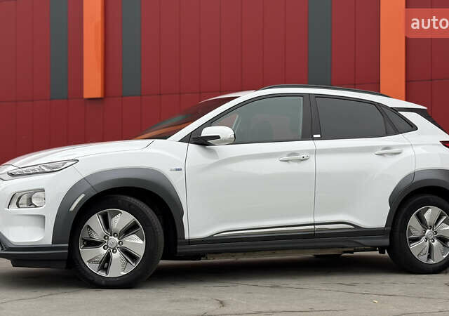 Белый Хендай Kona, объемом двигателя 0 л и пробегом 70 тыс. км за 16950 $, фото 4 на Automoto.ua
