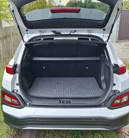 Белый Хендай Kona, объемом двигателя 0 л и пробегом 55 тыс. км за 16500 $, фото 5 на Automoto.ua