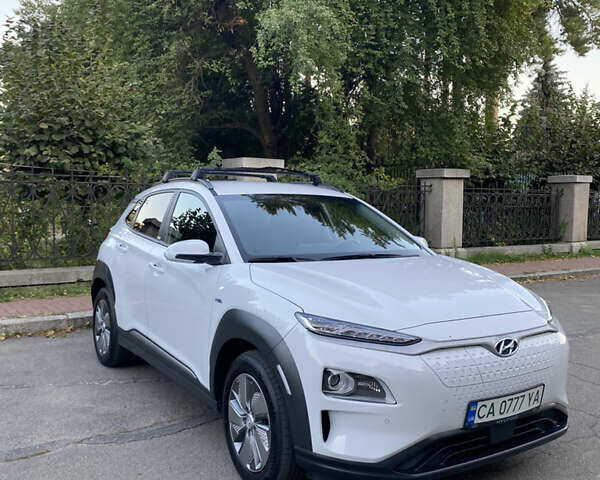Белый Хендай Kona, объемом двигателя 0 л и пробегом 64 тыс. км за 18900 $, фото 2 на Automoto.ua