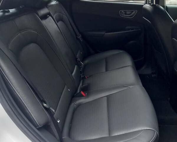 Білий Хендай Kona, об'ємом двигуна 0 л та пробігом 93 тис. км за 18950 $, фото 39 на Automoto.ua