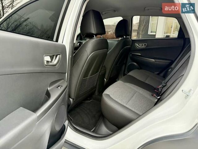 Белый Хендай Kona, объемом двигателя 0 л и пробегом 115 тыс. км за 17250 $, фото 90 на Automoto.ua