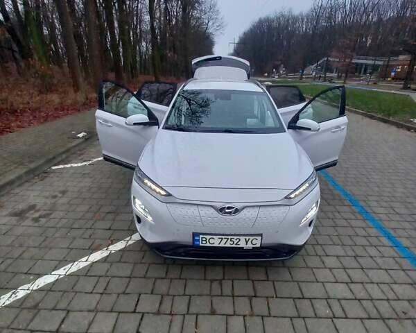 Білий Хендай Kona, об'ємом двигуна 0 л та пробігом 93 тис. км за 18950 $, фото 35 на Automoto.ua