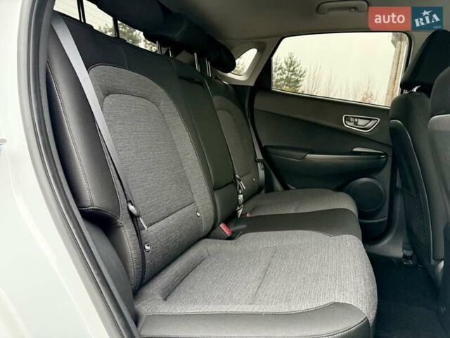 Белый Хендай Kona, объемом двигателя 0 л и пробегом 115 тыс. км за 17250 $, фото 86 на Automoto.ua