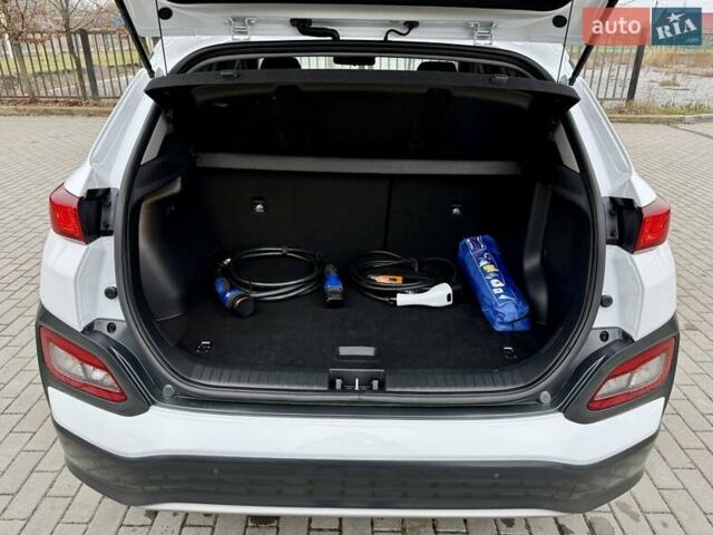 Белый Хендай Kona, объемом двигателя 0 л и пробегом 115 тыс. км за 17250 $, фото 99 на Automoto.ua