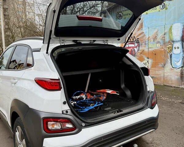 Білий Хендай Kona, об'ємом двигуна 0 л та пробігом 125 тис. км за 16999 $, фото 13 на Automoto.ua