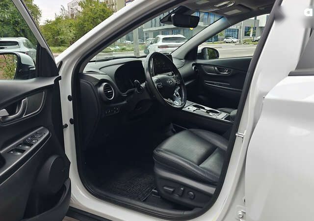 Белый Хендай Kona, объемом двигателя 0 л и пробегом 33 тыс. км за 19999 $, фото 7 на Automoto.ua