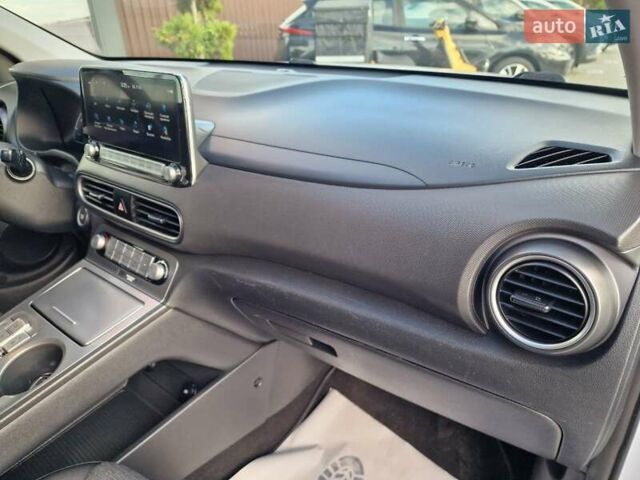 Белый Хендай Kona, объемом двигателя 0 л и пробегом 70 тыс. км за 16500 $, фото 42 на Automoto.ua