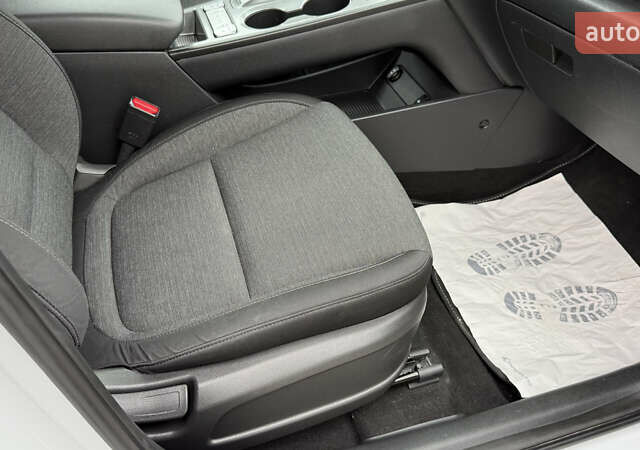 Белый Хендай Kona, объемом двигателя 0 л и пробегом 70 тыс. км за 16950 $, фото 60 на Automoto.ua