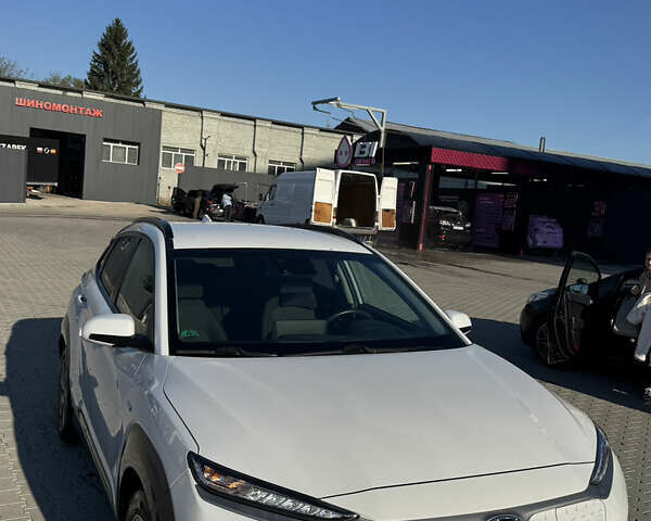 Білий Хендай Kona, об'ємом двигуна 0 л та пробігом 64 тис. км за 17500 $, фото 1 на Automoto.ua