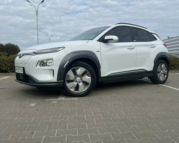 Белый Хендай Kona, объемом двигателя 0 л и пробегом 102 тыс. км за 15500 $, фото 2 на Automoto.ua