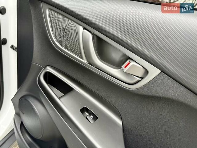 Белый Хендай Kona, объемом двигателя 0 л и пробегом 115 тыс. км за 17250 $, фото 71 на Automoto.ua