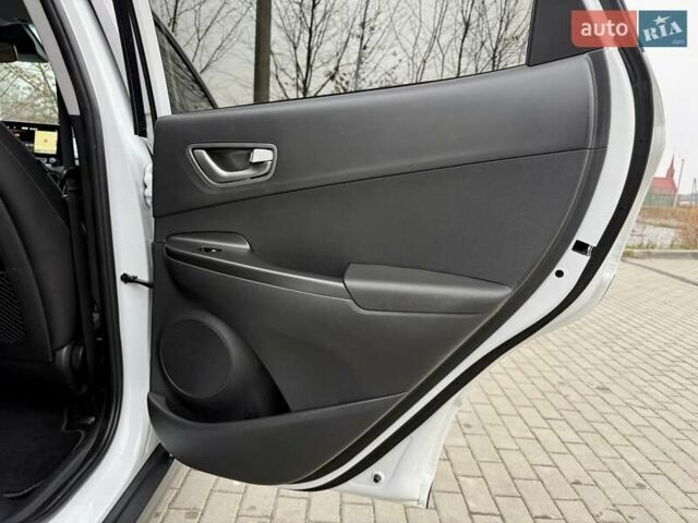 Белый Хендай Kona, объемом двигателя 0 л и пробегом 115 тыс. км за 17250 $, фото 82 на Automoto.ua