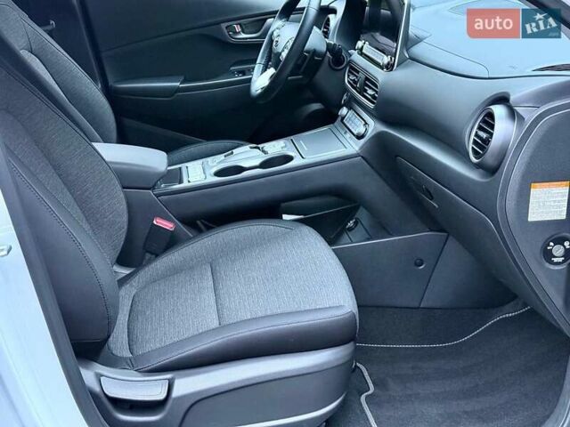 Белый Хендай Kona, объемом двигателя 0 л и пробегом 15 тыс. км за 16700 $, фото 27 на Automoto.ua