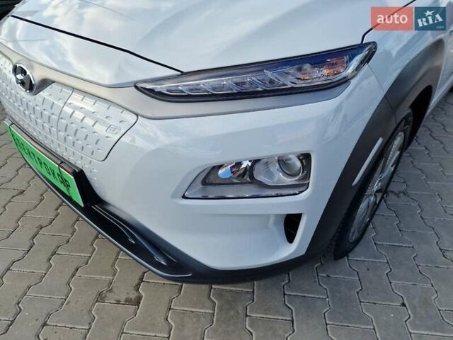 Белый Хендай Kona, объемом двигателя 0 л и пробегом 70 тыс. км за 16500 $, фото 2 на Automoto.ua