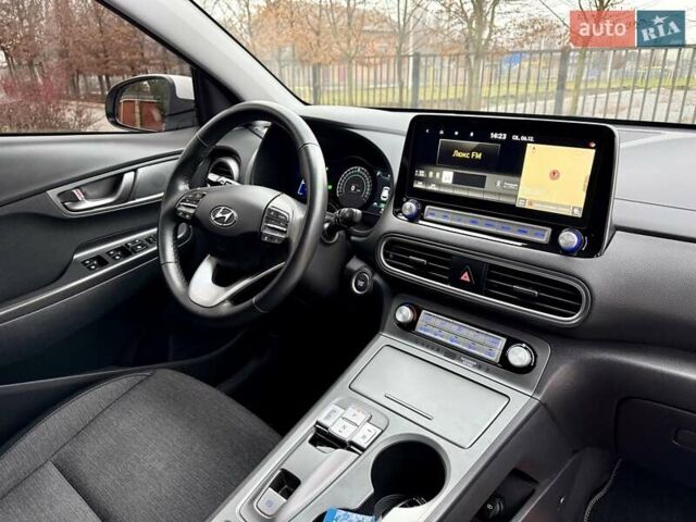 Белый Хендай Kona, объемом двигателя 0 л и пробегом 115 тыс. км за 17250 $, фото 79 на Automoto.ua