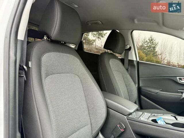 Белый Хендай Kona, объемом двигателя 0 л и пробегом 115 тыс. км за 17250 $, фото 76 на Automoto.ua