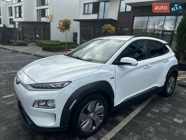 Белый Хендай Kona, объемом двигателя 0 л и пробегом 130 тыс. км за 19200 $, фото 2 на Automoto.ua