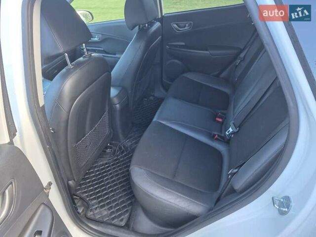 Белый Хендай Kona, объемом двигателя 0 л и пробегом 98 тыс. км за 17200 $, фото 15 на Automoto.ua