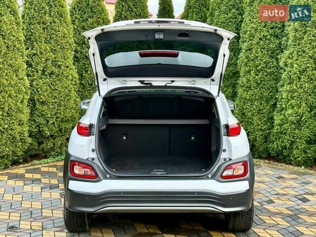 Белый Хендай Kona, объемом двигателя 0 л и пробегом 70 тыс. км за 17700 $, фото 13 на Automoto.ua