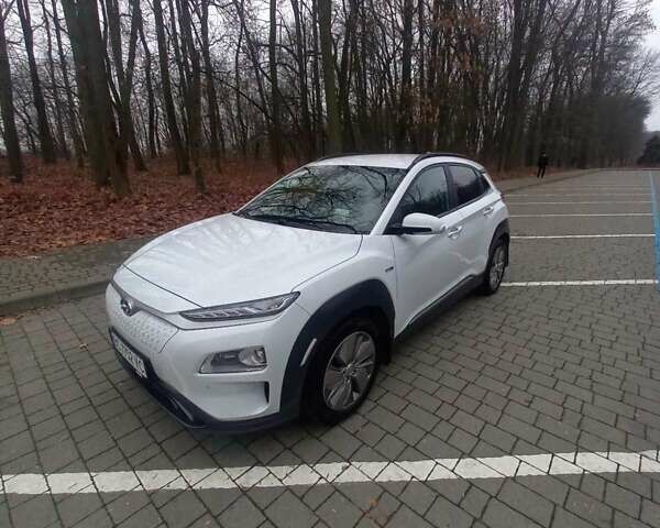 Білий Хендай Kona, об'ємом двигуна 0 л та пробігом 93 тис. км за 18950 $, фото 75 на Automoto.ua