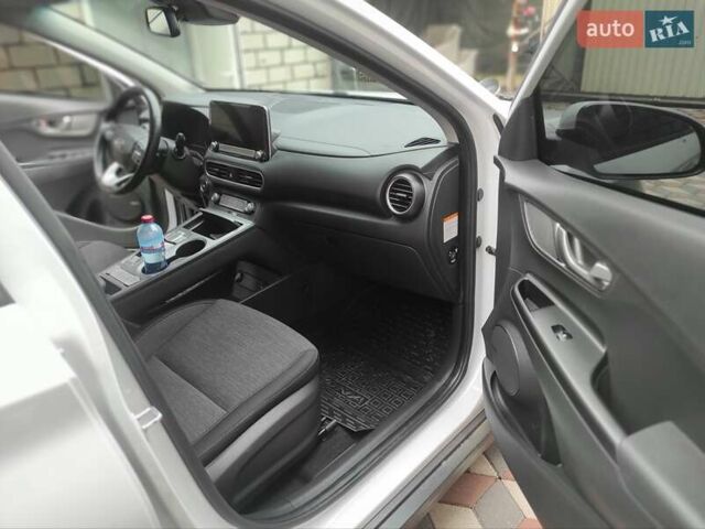 Белый Хендай Kona, объемом двигателя 0 л и пробегом 149 тыс. км за 17400 $, фото 4 на Automoto.ua