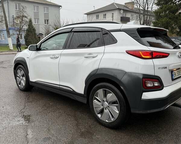 Білий Хендай Kona, об'ємом двигуна 0 л та пробігом 121 тис. км за 17500 $, фото 2 на Automoto.ua