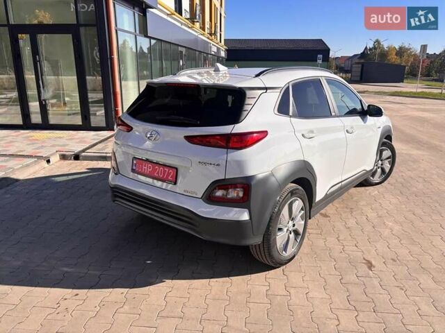Белый Хендай Kona, объемом двигателя 0 л и пробегом 71 тыс. км за 18900 $, фото 25 на Automoto.ua