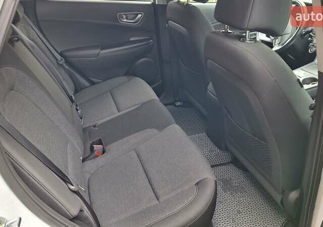 Белый Хендай Kona, объемом двигателя 0 л и пробегом 55 тыс. км за 16500 $, фото 3 на Automoto.ua