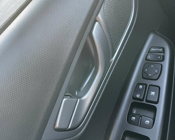 Белый Хендай Kona, объемом двигателя 0 л и пробегом 112 тыс. км за 18000 $, фото 12 на Automoto.ua