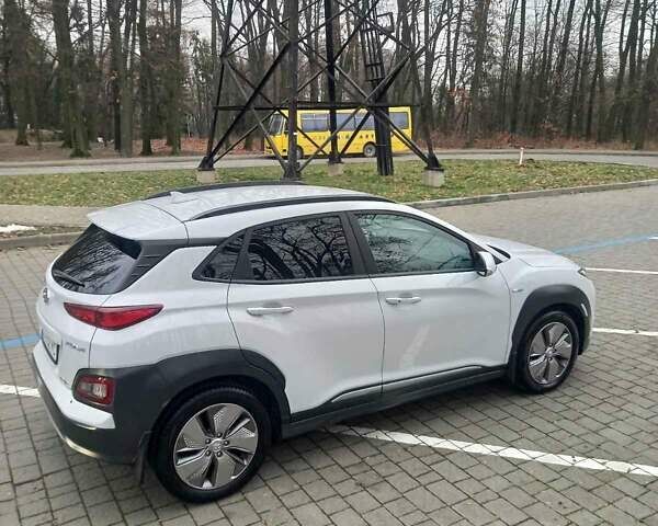 Білий Хендай Kona, об'ємом двигуна 0 л та пробігом 93 тис. км за 18950 $, фото 61 на Automoto.ua