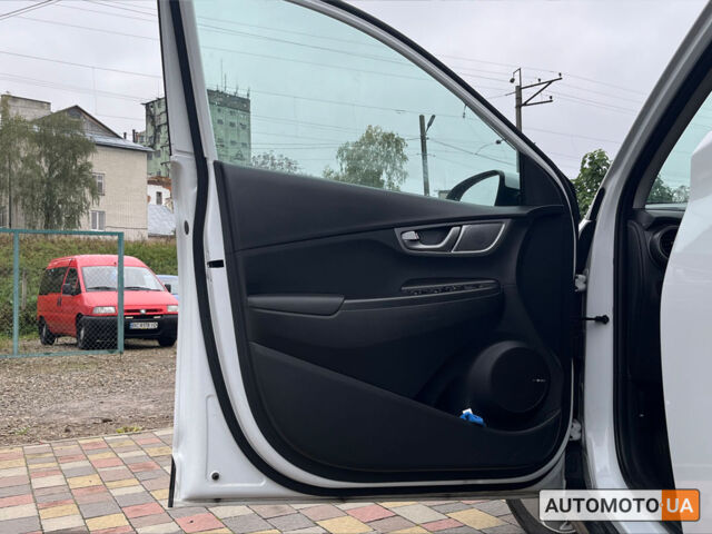 Білий Хендай Kona, об'ємом двигуна 39 л та пробігом 46 тис. км за 16999 $, фото 12 на Automoto.ua