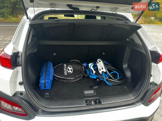 Белый Хендай Kona, объемом двигателя 0 л и пробегом 130 тыс. км за 19200 $, фото 13 на Automoto.ua