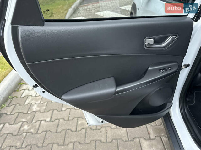 Белый Хендай Kona, объемом двигателя 0 л и пробегом 86 тыс. км за 18600 $, фото 18 на Automoto.ua