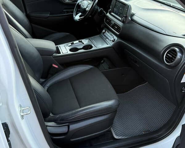 Білий Хендай Kona, об'ємом двигуна 0 л та пробігом 100 тис. км за 15900 $, фото 10 на Automoto.ua