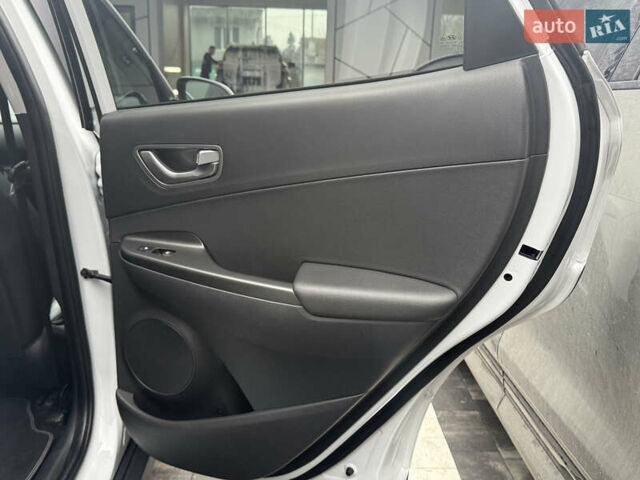 Белый Хендай Kona, объемом двигателя 0 л и пробегом 89 тыс. км за 18999 $, фото 61 на Automoto.ua