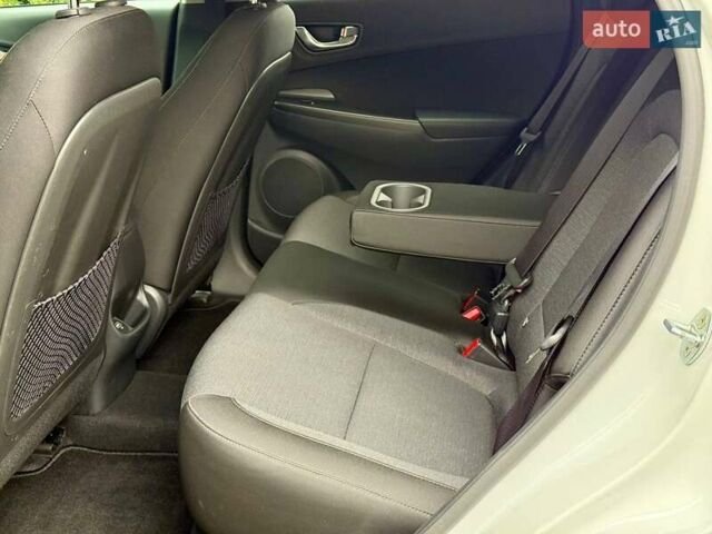 Белый Хендай Kona, объемом двигателя 0 л и пробегом 33 тыс. км за 17700 $, фото 22 на Automoto.ua